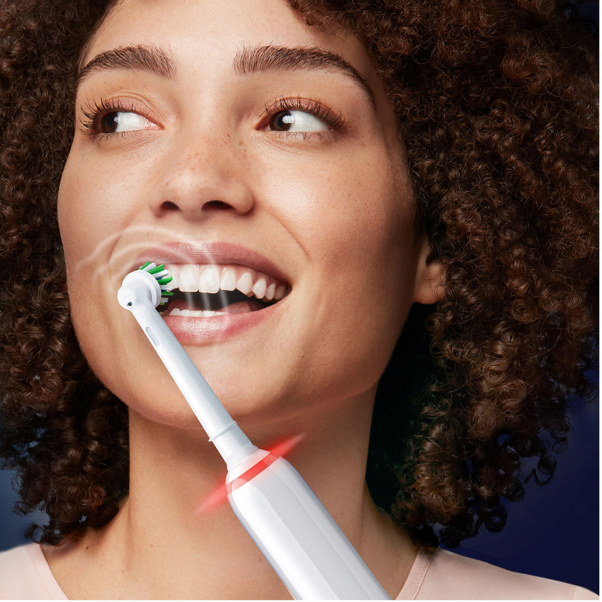 Oral B Eltandborste Pro3 White + Extra Refill